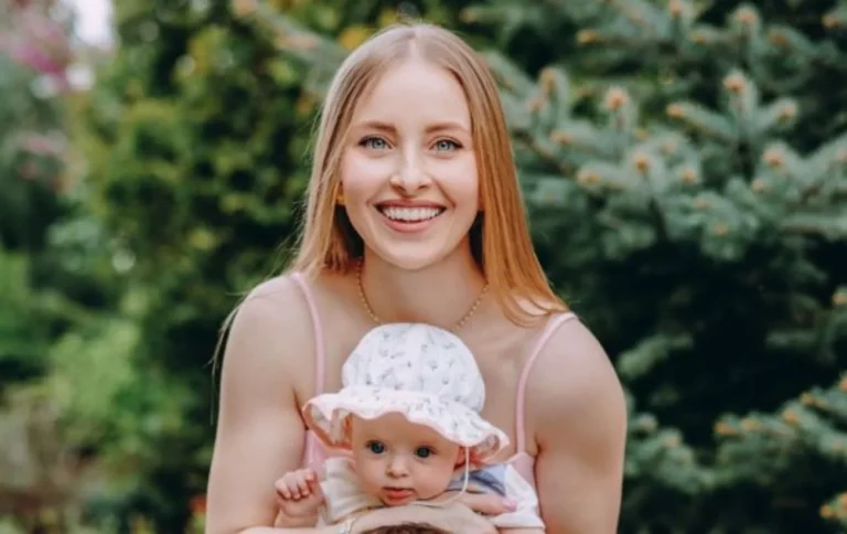 Анна Сагайдачна тримає на руках новонародженого сина на природі