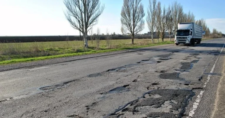 Вибоїни на асфальті траси Київ-Чоп після березневої відлиги в Україні