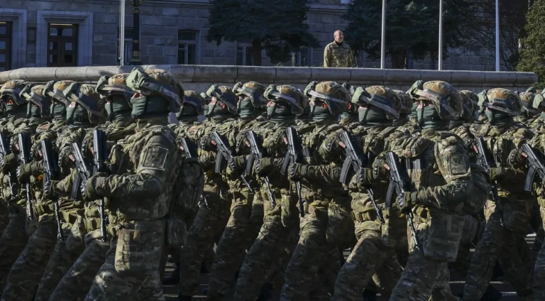 Азербайджанські військові марширують строєм під час мобілізації №1 після атаки Ірану