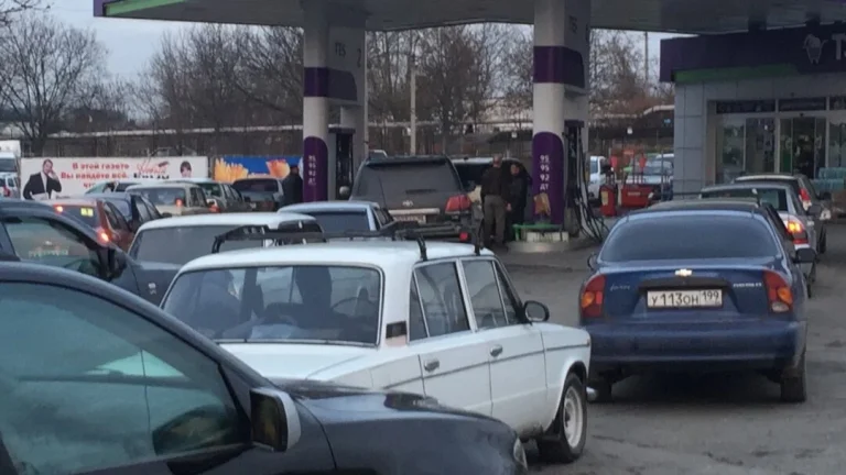 Черга автомобілів на АЗС через паніку від здорожчання бензину до 70 грн