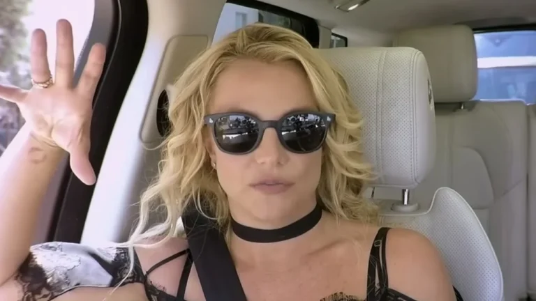 Брітні Спірс махає рукою з вікна авто, тримаючи склянку напою після арешту за DUI