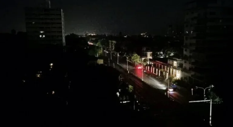 Темні вулиці Іраку вночі під час тотального блекауту на тлі війни