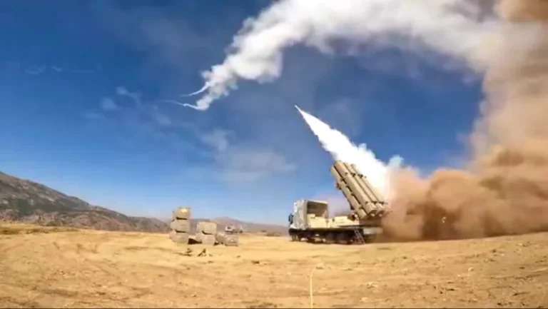 Пуск іранської балістичної ракети Khorramshahr з мобільної установки в пустелі