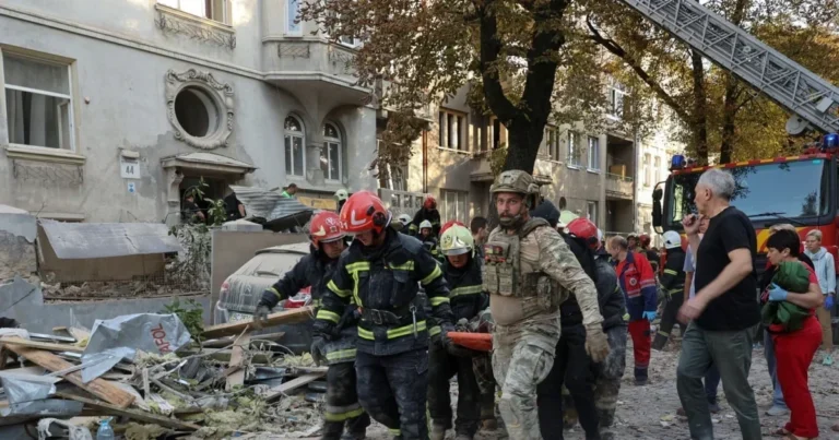 Нацгвардійці та рятувальники евакуюють пораненого після теракту у Львові