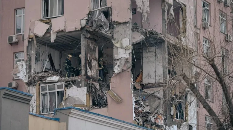 Пошкоджений балкон багатоповерхівки в Києві на бульварі Лесі Українки після падіння чоловіка з 23-го поверху