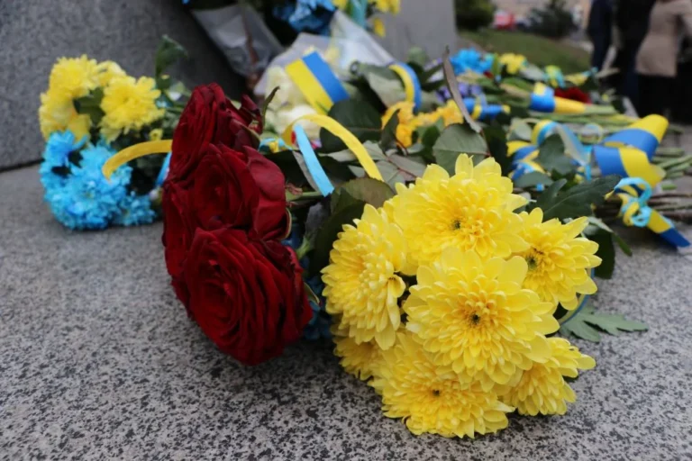 Похоронний вінок з трояндами та синьо-жовтими стрічками на акції у Львові