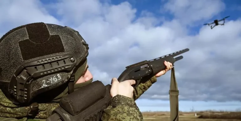 Український військовий збиває дрон рушницею під час тренування протидії БПЛА.