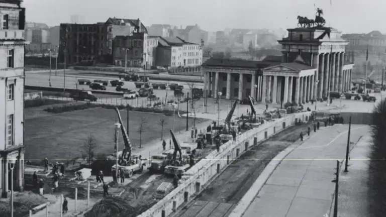 66bad5346e75d-berlin-wall-gol_913.jpeg
