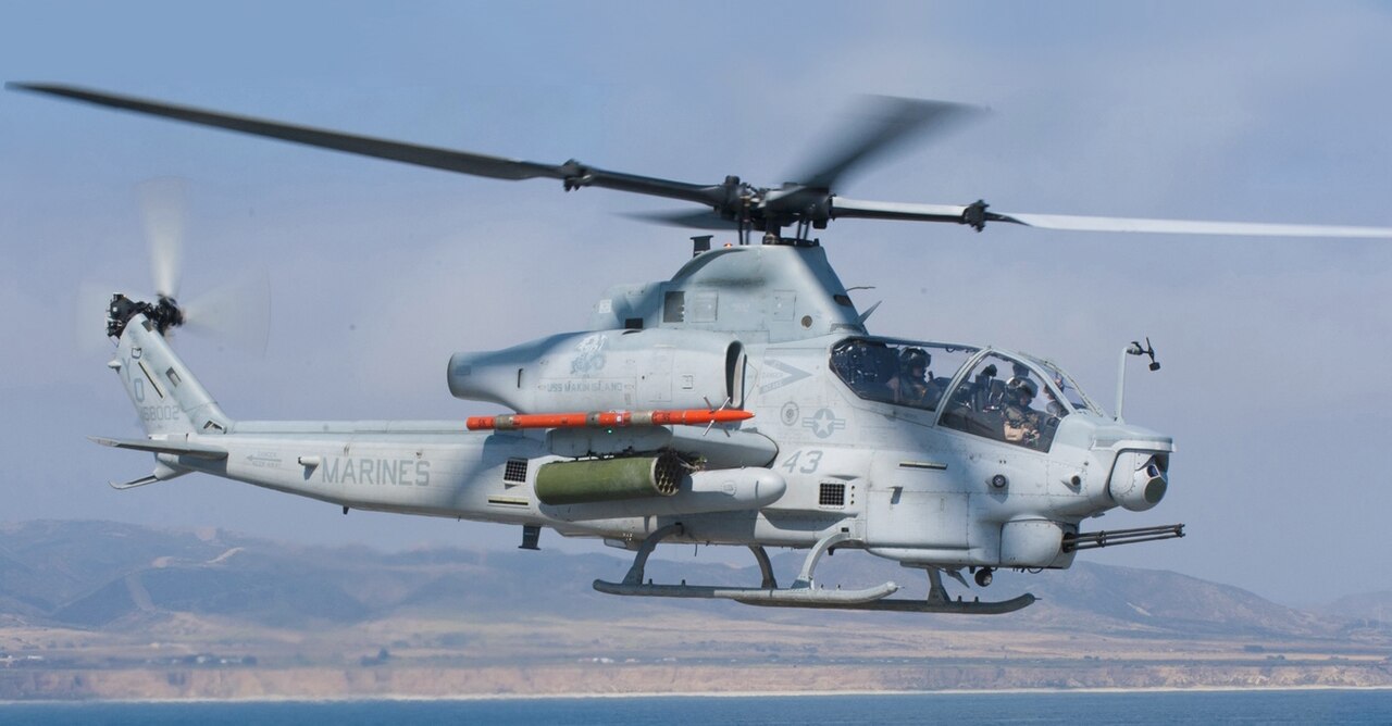 AH-1Z_lift_off_the_USS_New_Orleans_(LPD_18)_(cropped)