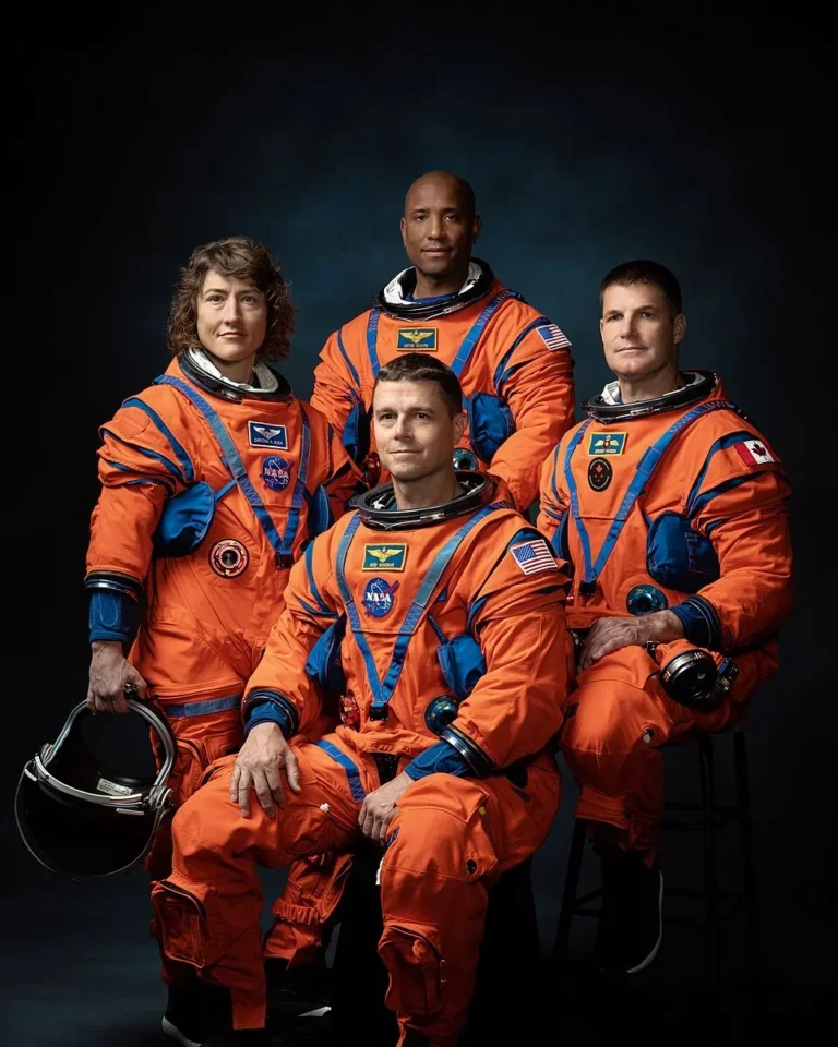 Екіпаж Artemis II: Рід Вайзман, Віктор Гловер, Джеремі Хансен, Крістіна Кох у скафандрах NASA