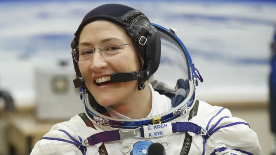 Астронавтка NASA Крістіна Кох у скафандрі посміхається після місії Artemis 2 до Місяця