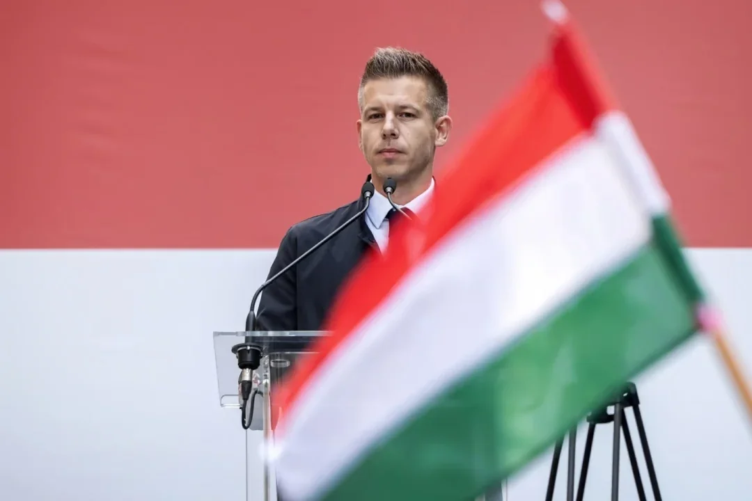 Лідер партії «Тиса» Петер Мадяр виступає за трибуною на тлі угорського прапора
