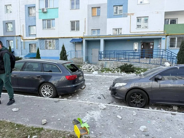 Зірваний буревієм у Харкові фрагмент даху багатоповерхівки на тротуарі проспекту Науки