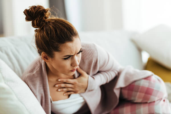 distraught-woman-holding-her-che (1)