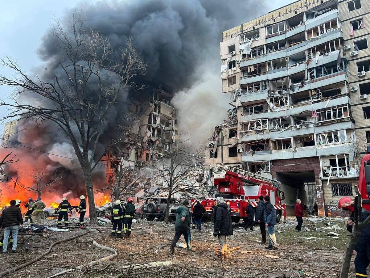 Пожежники гасять пожежу на руїнах багатоповерхівки в Дніпрі після російської атаки