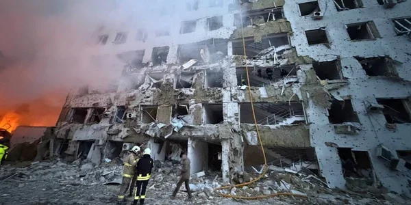 Повреждённый жилой дом в Днепре после взрыва, спасатели тушат пожар