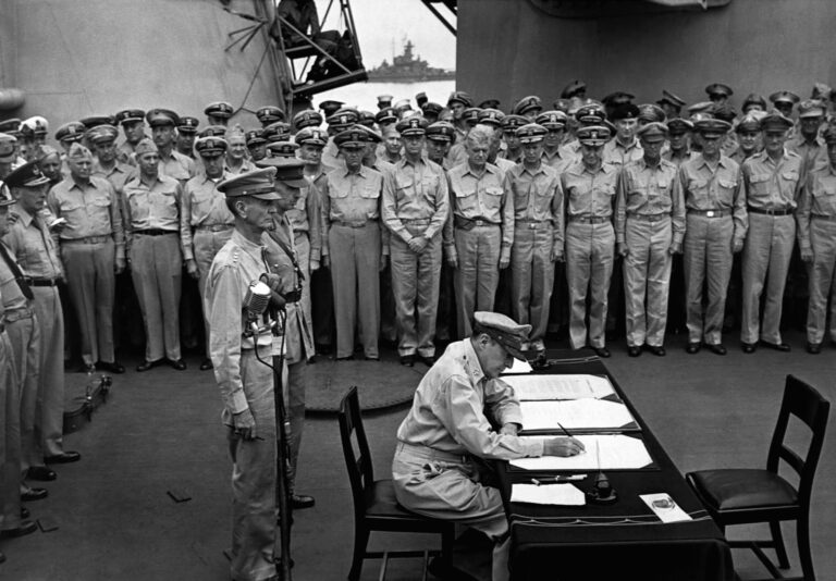 Douglas_MacArthur_signs_formal_surrender
