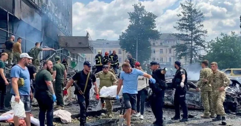 Рятувальники виносять поранених на ношах після удару дронів РФ по зупинці в Запоріжжі