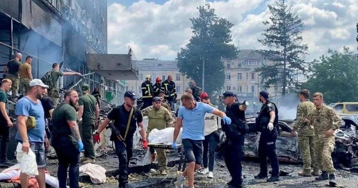 Рятувальники виносять поранених на ношах після удару дронів РФ по зупинці в Запоріжжі