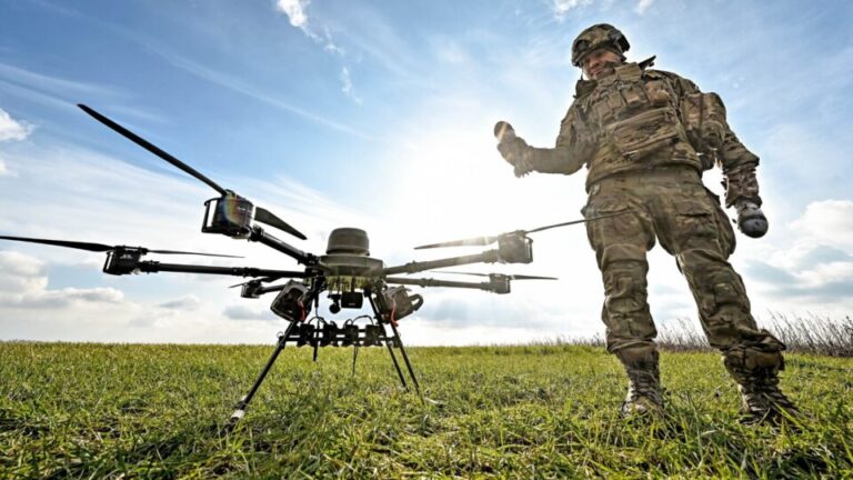 foto-1.-fpv-drony-—-cze-odni-z-najposhyrenishyh-riznovydiv-bezpilotnykiv-foto-getty-images-960x540