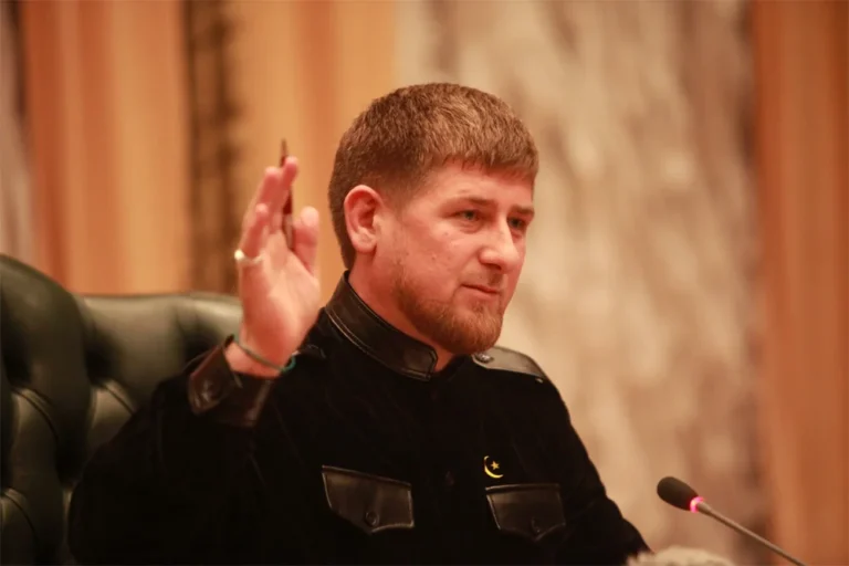 Офіцер «Ахмату» в чорній формі жестикулює під час виступу