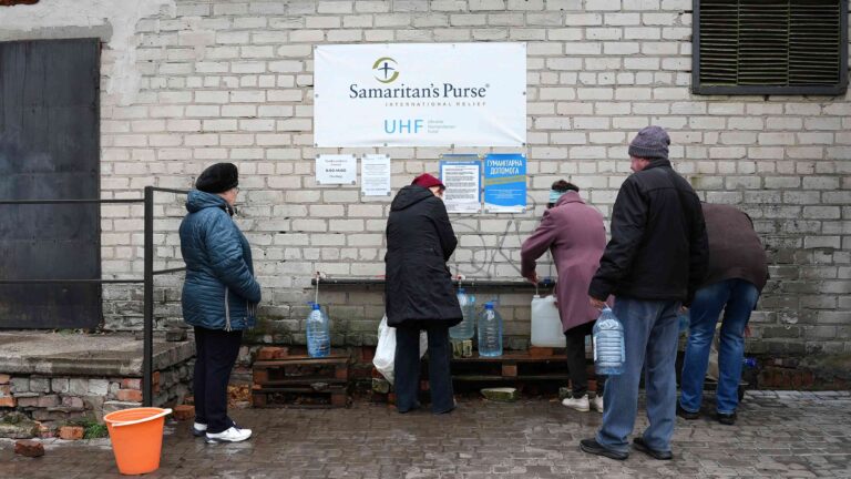 Мешканці Краматорська набирають воду з вуличного крана Samaritans Purse під час погодинного постачання.