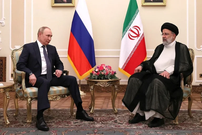 Володимир Путін та аятола Хаменеї на зустрічі щодо миру навколо Ірану