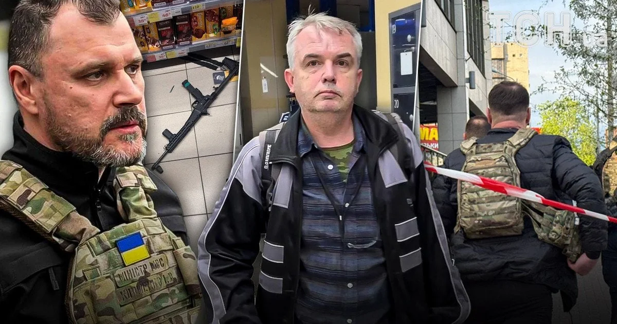 Київський стрілець у камуфляжі з автоматом та Іван Вигівський на тлі теракту