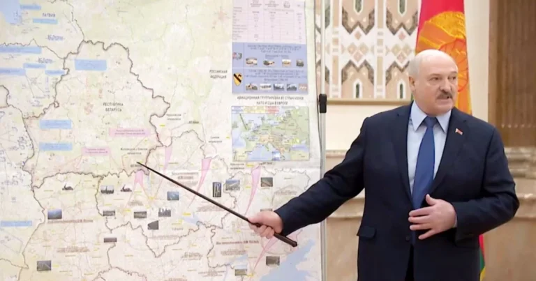 Олександр Лукашенко вказує указкою на карту України щодо війни