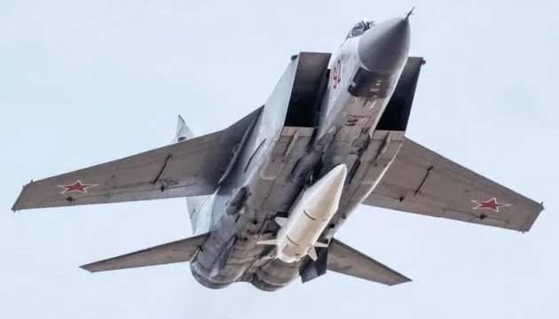 Зліт винищувача МіГ-31К з аеродрому Саваслейка під час ракетної тривоги в Україні