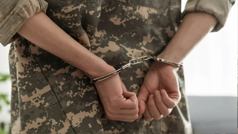 Мобілізований у камуфляжі з руками в наручниках за дезертирство
