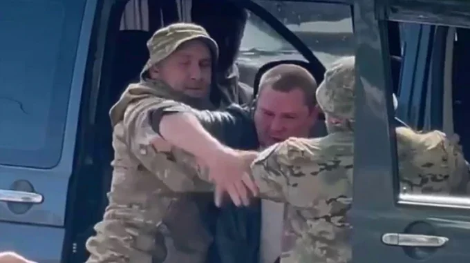 Чоловіки у військовій формі силоміць затягують цивільного в фургон на Волині