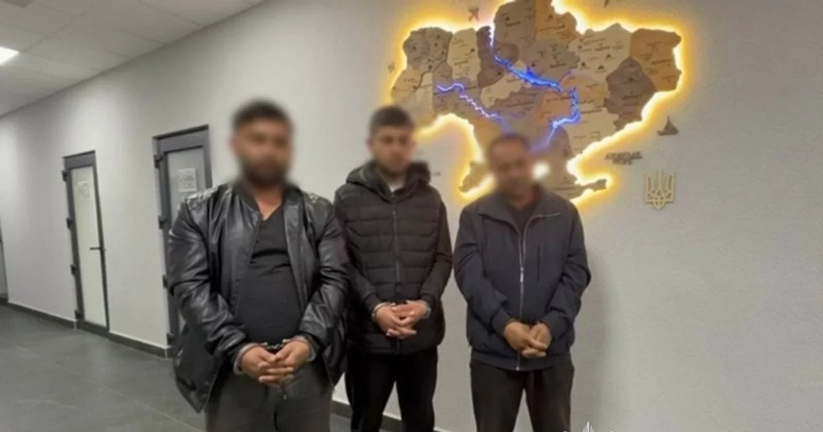 Троє затриманих нападників на ТЦК у Яворові в наручниках перед мапою України
