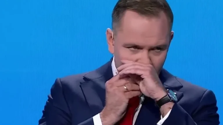 Навроцький у ефірі Kanał Zero: випав пакетик снюсу з кишені
