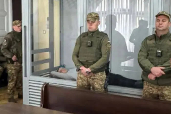 В’ячеслав Зінченко лежить у клітці суду після спроби самогубства у справі Фаріон