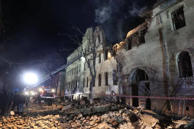 Руйнування будівлі в Одесі після повторного удару, пожежники гасять пожежу вночі