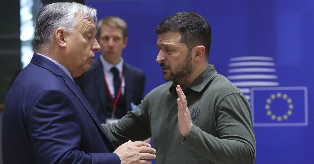 Віктор Орбан кладе руку на плече Зеленському на тлі прапора ЄС