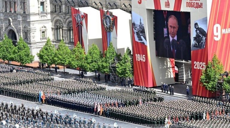 Парад 9 травня без техніки на Червоній площі: піша колона, портрет Путіна, банери 1945-2025.