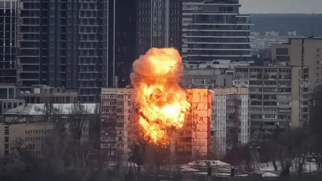 Масований удар РФ по Дніпру: вибух багатоповерхівки вночі