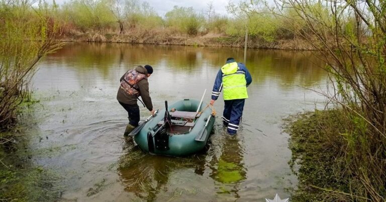 Рятувальники витягують човен з річки під час пошуку 4-річного Дмитрика в селі Колки