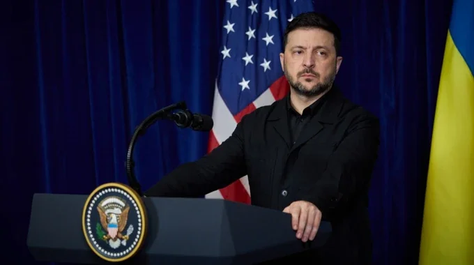 Михайло Подоляк виступає про тиск на Росію для миру перед прапорами США та України