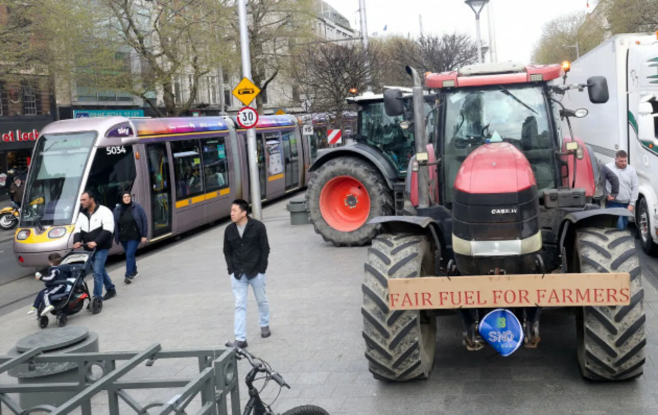 Трактор фермерів з плакатом Fair fuel for farmers блокує вулицю Дубліна під час протестів проти цін на пальне.