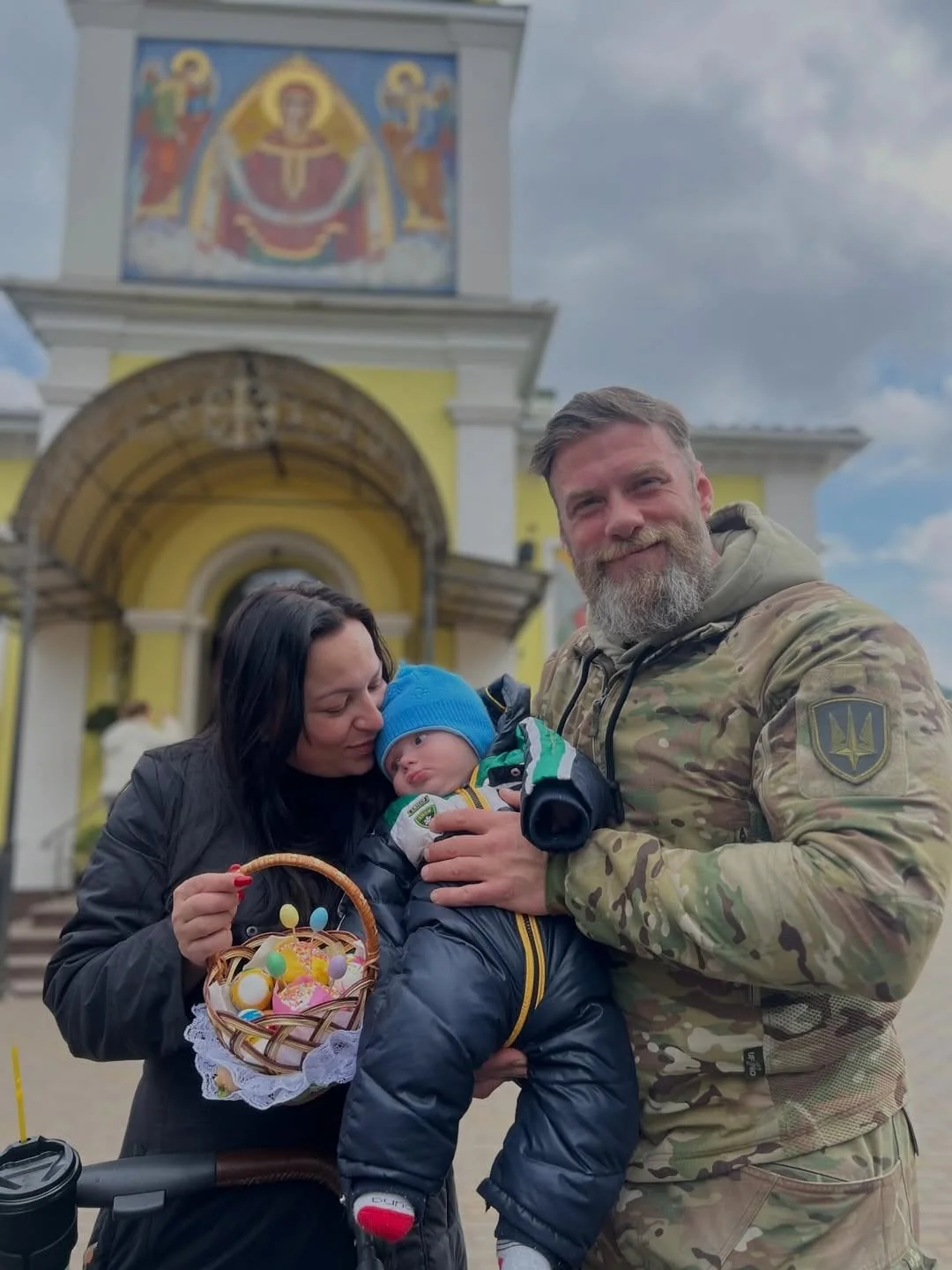 Владимир Ращук с Викторией Билан и сыном Яремой возле церкви с пасхальной корзиной