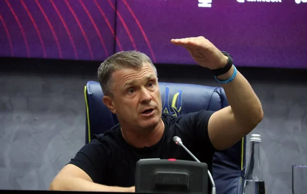 Сергій Ребров жестикулює на прес-конференції про завершення роботи зі збірною України