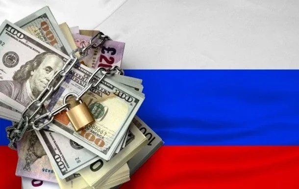 Заблоковані долари та фунти на прапорі Росії – брак грошей на війну