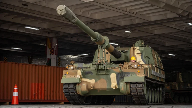SAU-K9-Thunder-vyyizzhaye-z-tryumu-korablya-v-Estoniyi.-Foto-Hendrik-TaliRKIK-scaled