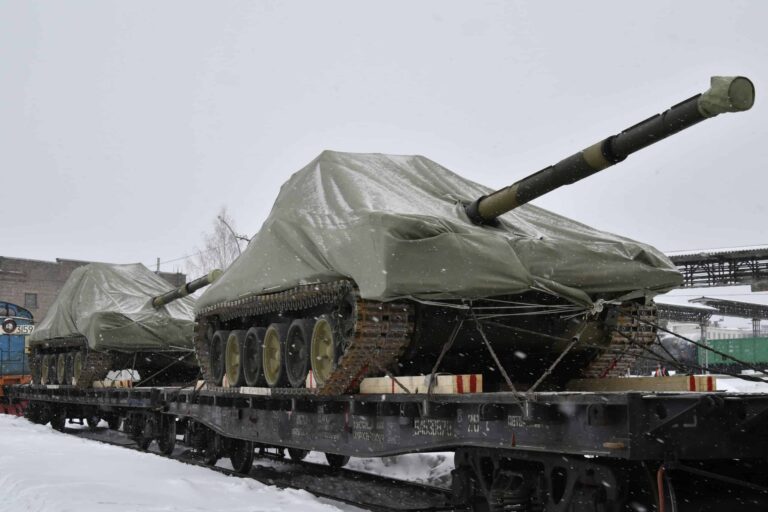 Танки Т-90М «Прорив» на залізничних платформах, постачання з Алчевського комбінату