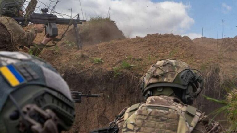 Десантники 7 корпусу ДШВ у штурмових тренуваннях на фронтовій місцевості