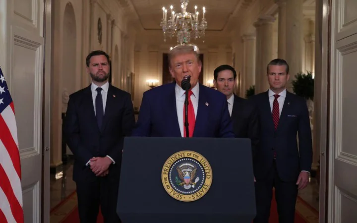 Дональд Трамп з радниками за трибуною Білого дому щодо ударів по Ірану.
