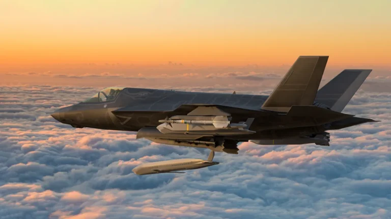 Винищувач F-35 з крилатою ракетою JASSM-ER у польоті над хмарами.